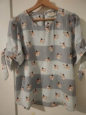 Lili Sidonio Blue Cat-Print Short Sleeve Blouse